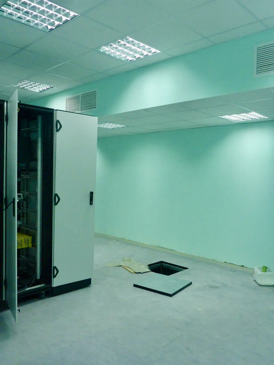 Фальшпол для электрощитовой: требования, особенности и решения K&R Design