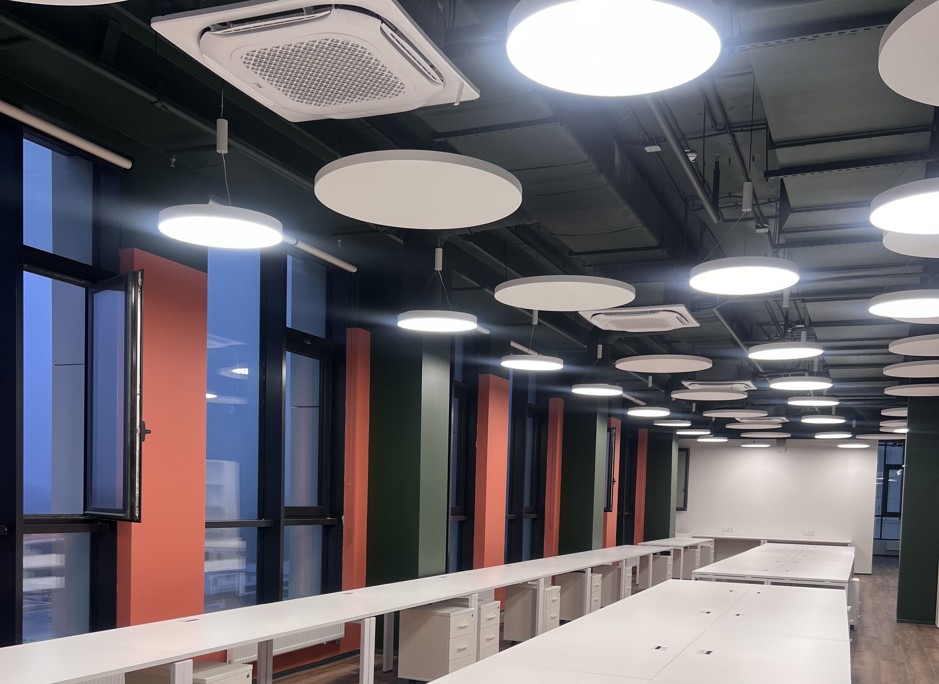 Дизайн потолка с круглыми панелями K&R Design