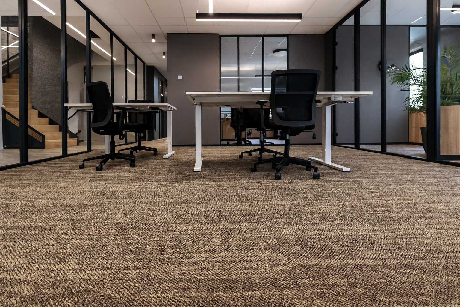 Офис с ковровой плиткой