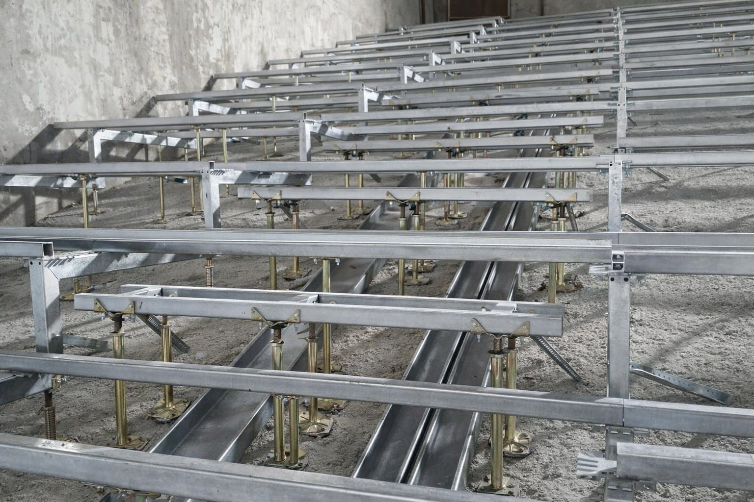 Усиленная каркасная система фальшпола