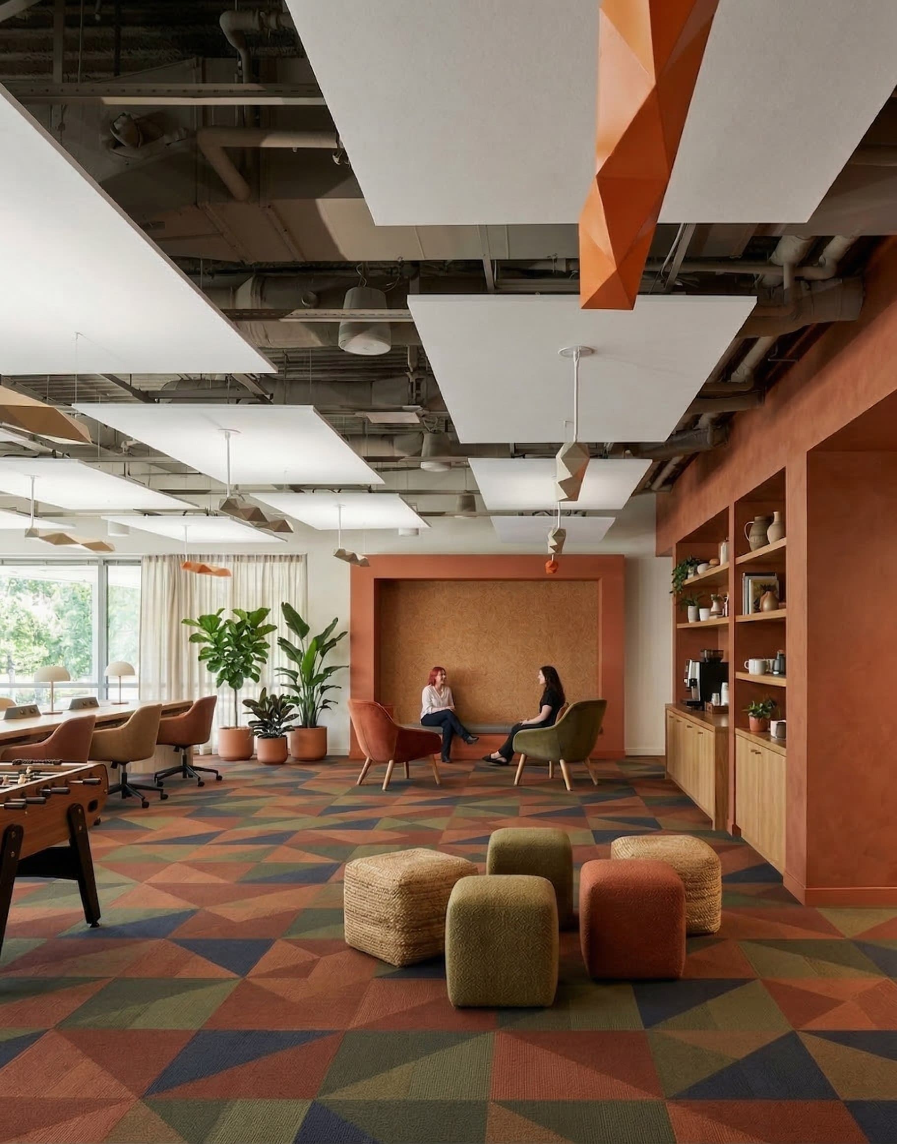 Светящиеся потолки‑острова: искусство освещения и акустики