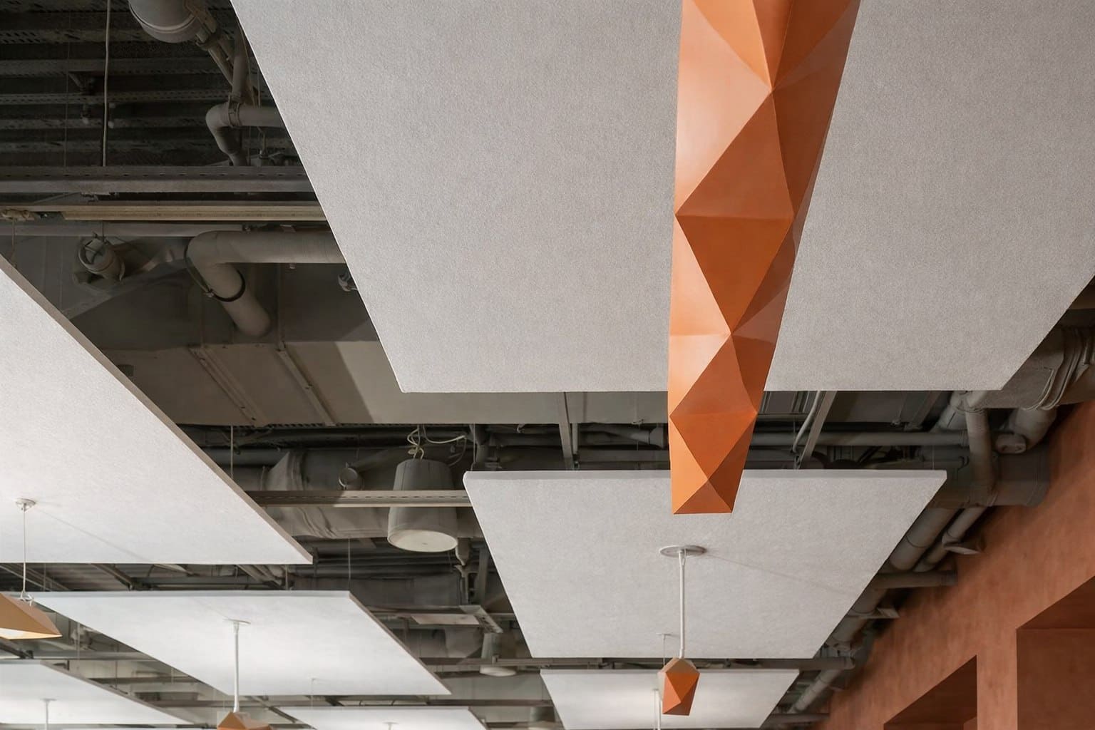 Для офисов и open space: светящиеся акустические потолки с улучшением разборчивости речи