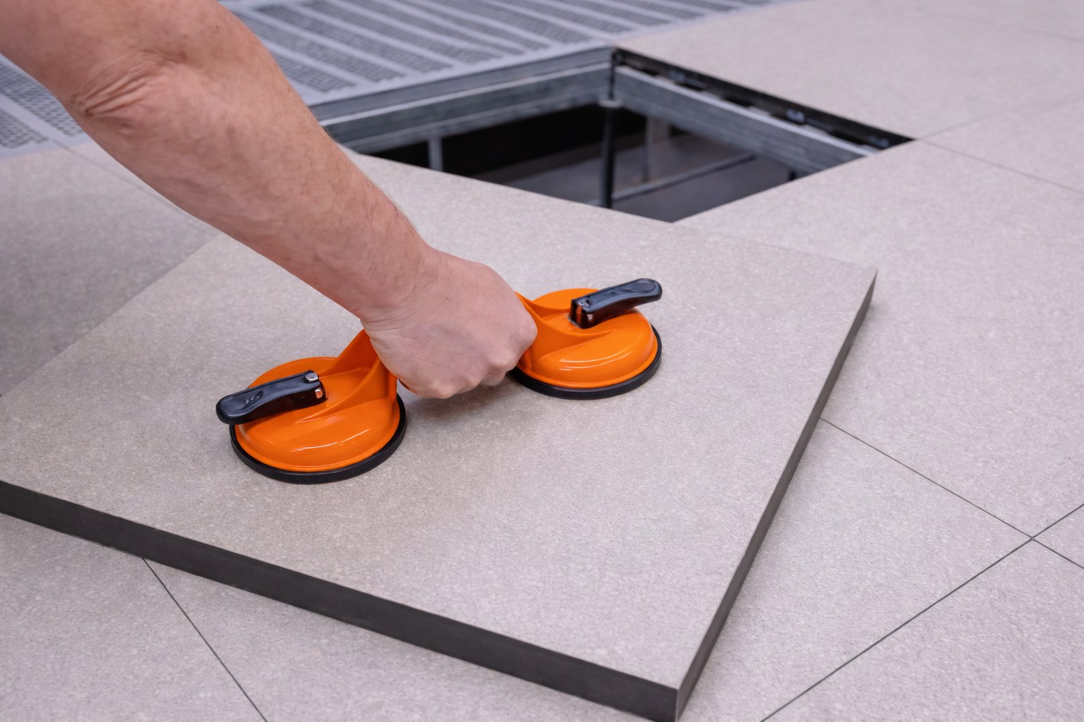 Сульфат кальция + антистатический ПВХ: фальшпол для ЦОД, серверных и телекоммуникационных помещений