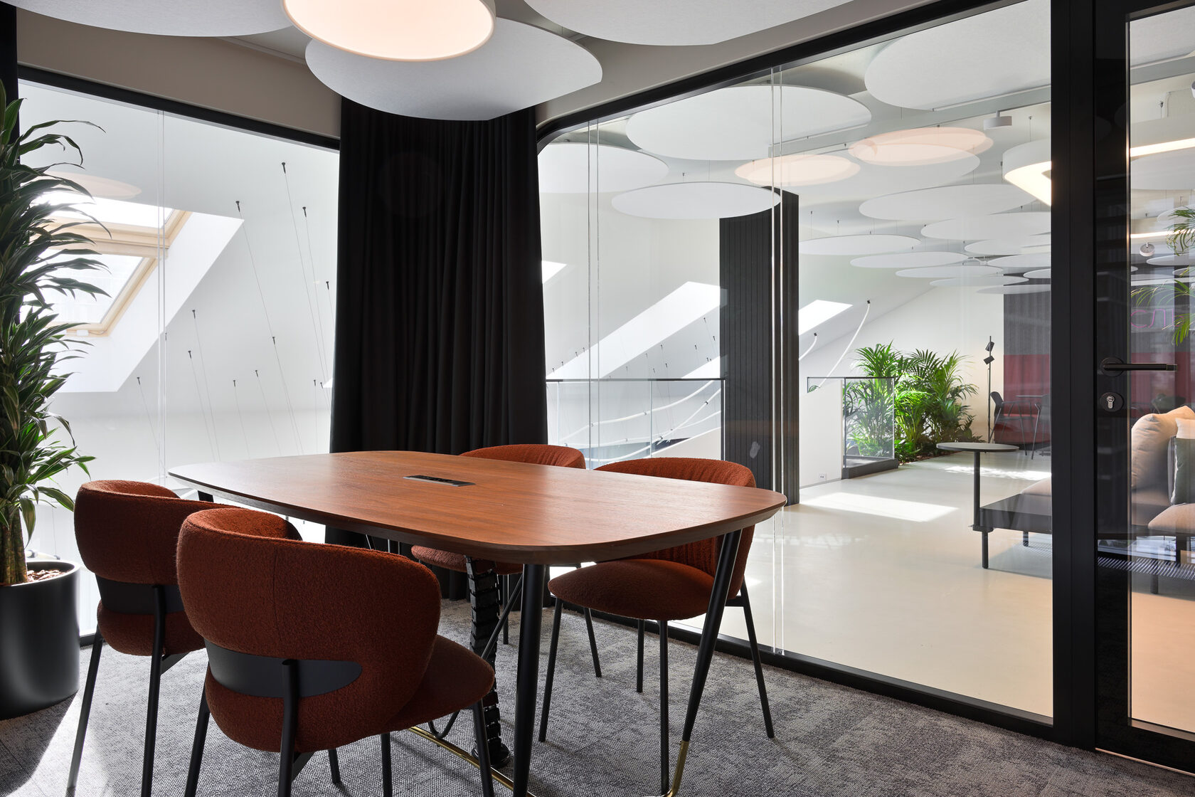 Фальшполы K&R Design — точность и доступ к коммуникациям Фальшполы K&R Design — точность и доступ к коммуникациям