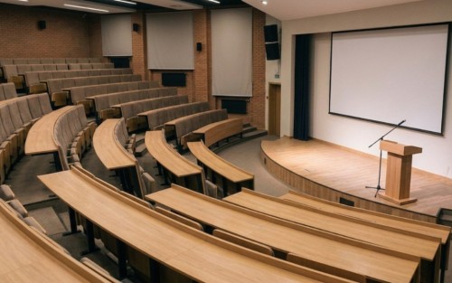 Фальшпол для амфитеатров и подиумов: плюсы, ограничения и примеры решений