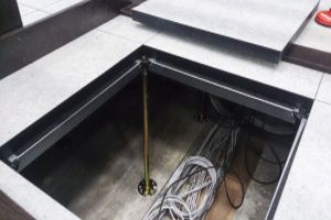 Сравнение плит фальшпола из сульфата кальция и в стальной оболочке