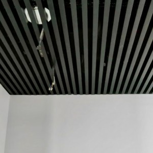 Чистая геометрия и стиль: как реечный потолок меняет офисное пространство