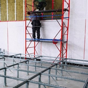 Безопасная сцена для школы: перила, устойчивость, отсутствие вибраций